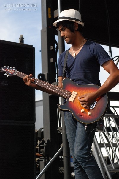 Meg and Dia For at The Vans Warped Tour.   August 11, 2007.