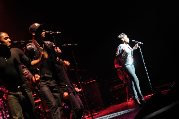 Estelle at the Bass Concert Hall