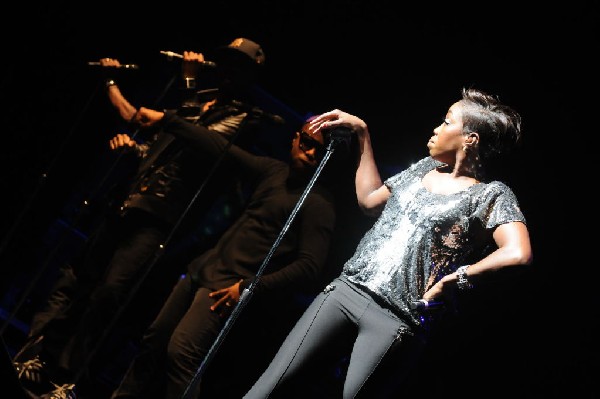 Estelle at the Bass Concert Hall