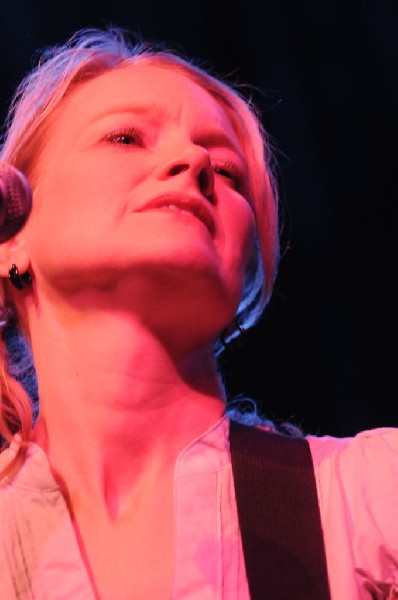 Kelly Willis at the Help Austin Help Haiti Benefit, Austin Music Hall
