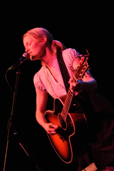 Kelly Willis at the Help Austin Help Haiti Benefit, Austin Music Hall