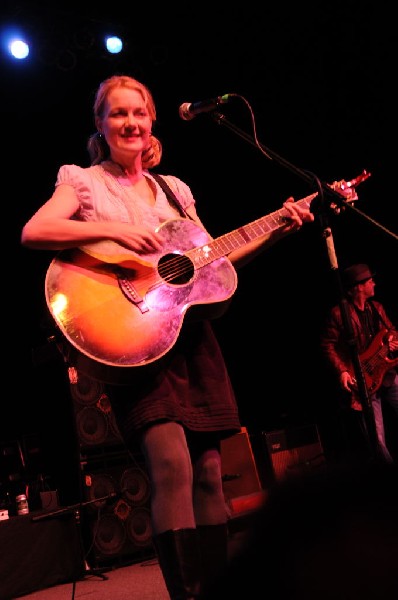 Kelly Willis at the Help Austin Help Haiti Benefit, Austin Music Hall