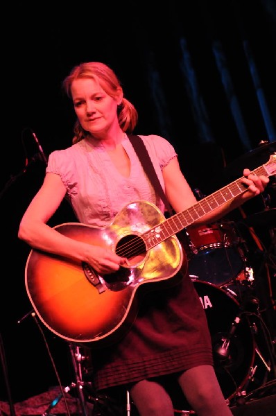 Kelly Willis at the Help Austin Help Haiti Benefit, Austin Music Hall