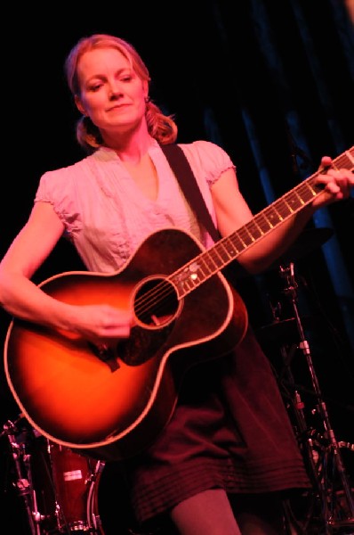 Kelly Willis at the Help Austin Help Haiti Benefit, Austin Music Hall