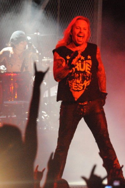 M�tley Cr�e at the Verizon Wireless Amphitheater, Selma, Texas