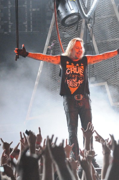 M�tley Cr�e at the Verizon Wireless Amphitheater, Selma, Texas