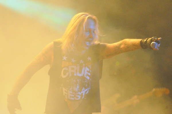 M�tley Cr�e at the Verizon Wireless Amphitheater, Selma, Texas