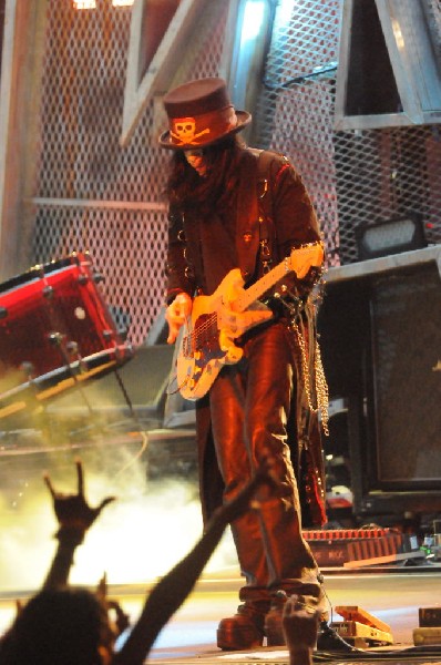 M�tley Cr�e at the Verizon Wireless Amphitheater, Selma, Texas