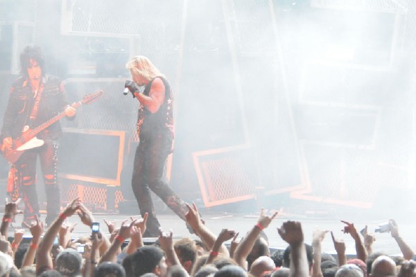 M�tley Cr�e at the Verizon Wireless Amphitheater, Selma, Texas