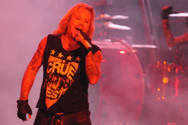 M�tley Cr�e at the Verizon Wireless Amphitheater, Selma, Texas