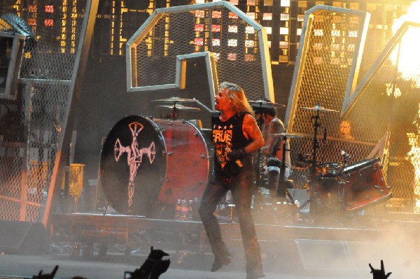 M�tley Cr�e at the Verizon Wireless Amphitheater, Selma, Texas