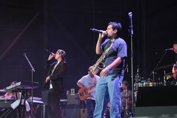 Salvador Santana Band at the Verizon Wireless Amphitheater
