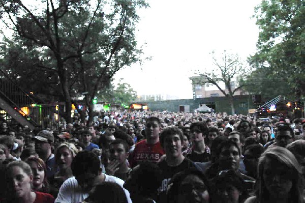 Weezer at Stubb's BarBQ, Austin, Texas 06/06/11 - photo by Jeff Barringer