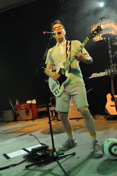 Weezer at Stubb's BarBQ, Austin, Texas 06/06/11 - photo by Jeff Barringer