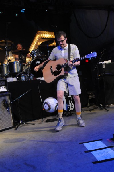 Weezer at Stubb's BarBQ, Austin, Texas 06/06/11 - photo by Jeff Barringer