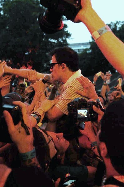 Weezer at Stubb's BarBQ, Austin, Texas 06/06/11 - photo by Jeff Barringer