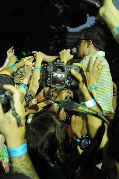 Weezer at Stubb's BarBQ, Austin, Texas 06/06/11 - photo by Jeff Barringer