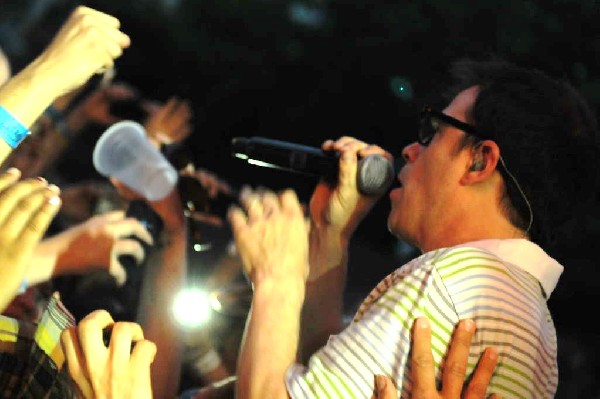 Weezer at Stubb's BarBQ, Austin, Texas 06/06/11 - photo by Jeff Barringer