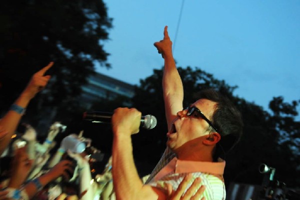 Weezer at Stubb's BarBQ, Austin, Texas 06/06/11 - photo by Jeff Barringer