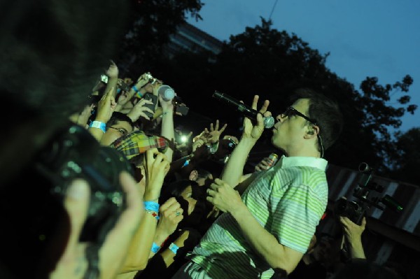 Weezer at Stubb's BarBQ, Austin, Texas 06/06/11 - photo by Jeff Barringer