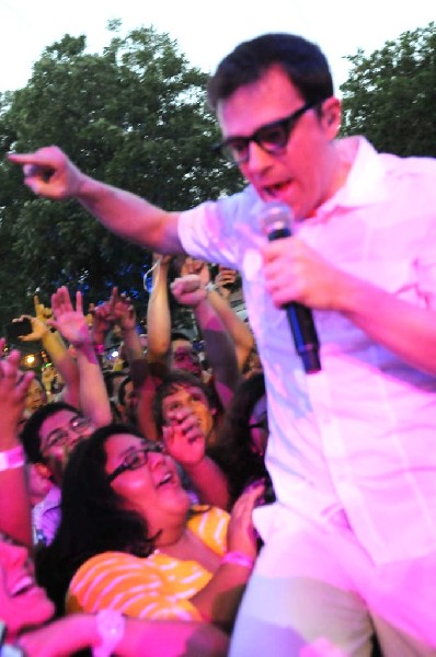 Weezer at Stubb's BarBQ, Austin, Texas 06/07/11 - photo by Jeff Barringer