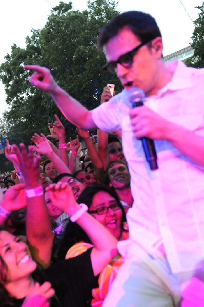 Weezer at Stubb's BarBQ, Austin, Texas 06/07/11 - photo by Jeff Barringer