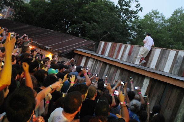 Weezer at Stubb's BarBQ, Austin, Texas 06/07/11 - photo by Jeff Barringer