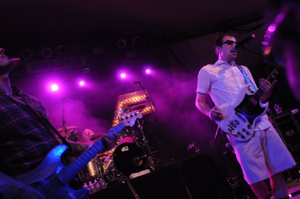 Weezer at Stubb's BarBQ, Austin, Texas 06/07/11 - photo by Jeff Barringer